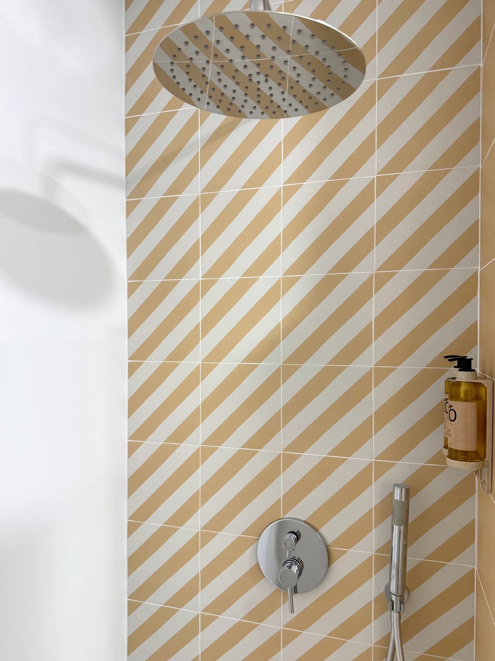 Fish-scale tiles in the kitchen, apartment 2