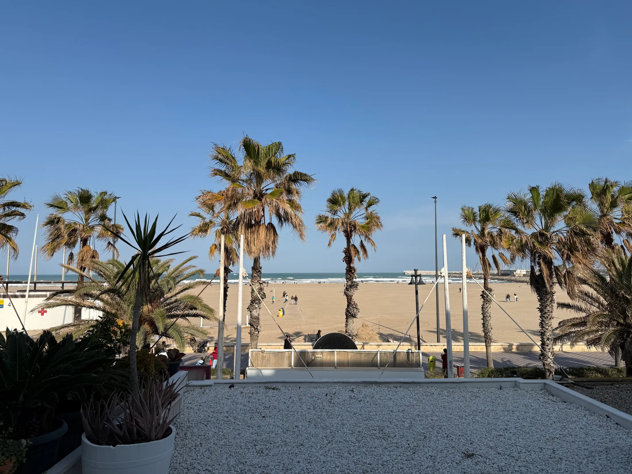 Plage de Las Arenas entre les palmiers, vue depuis la terrasse de l’immeuble