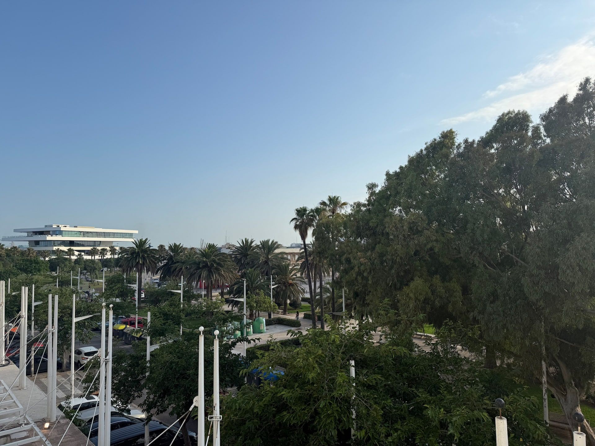 La Marina et le bâtiment Veles e Vents entre les palmiers