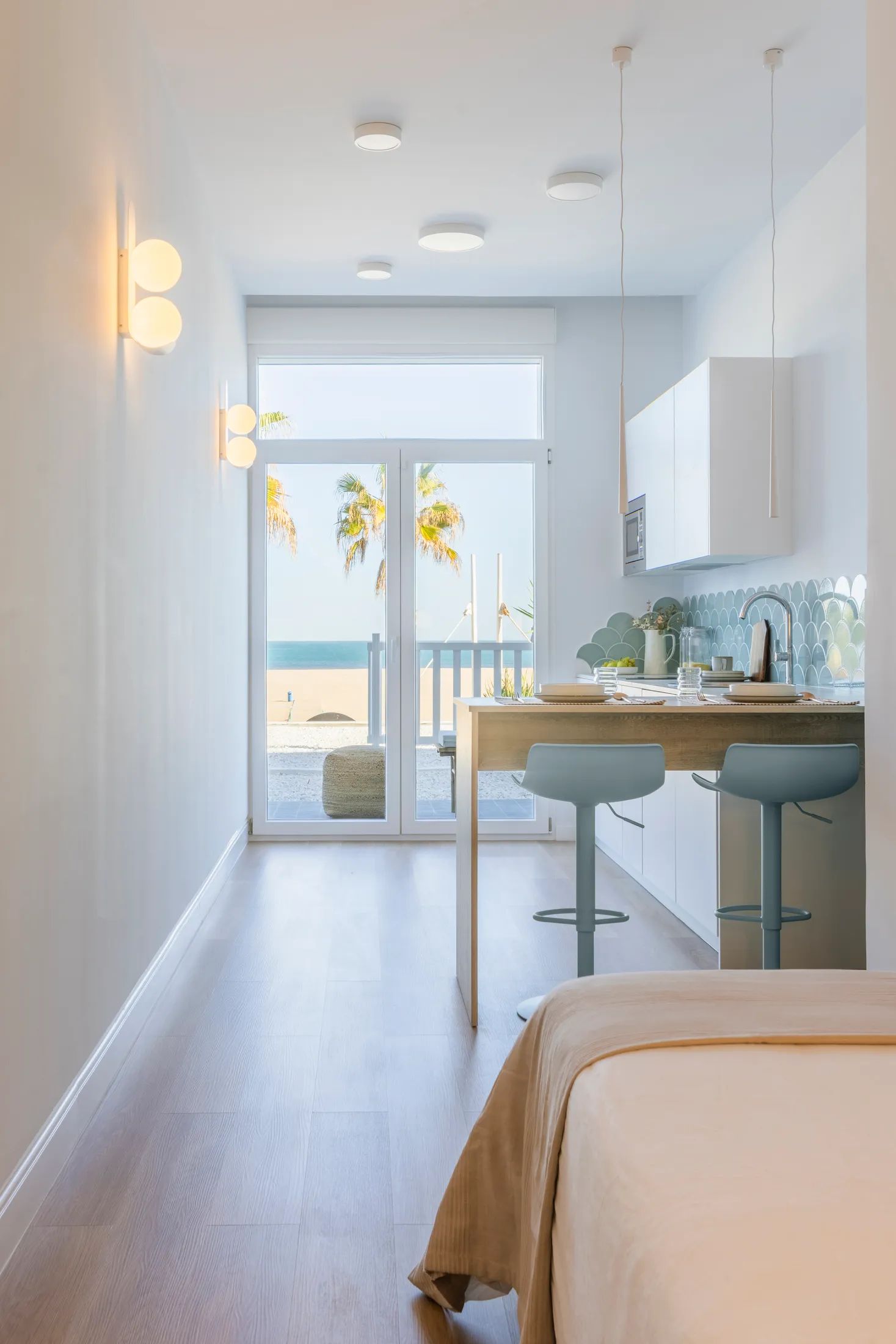 Kitchen opening onto the sea view, apartment 2