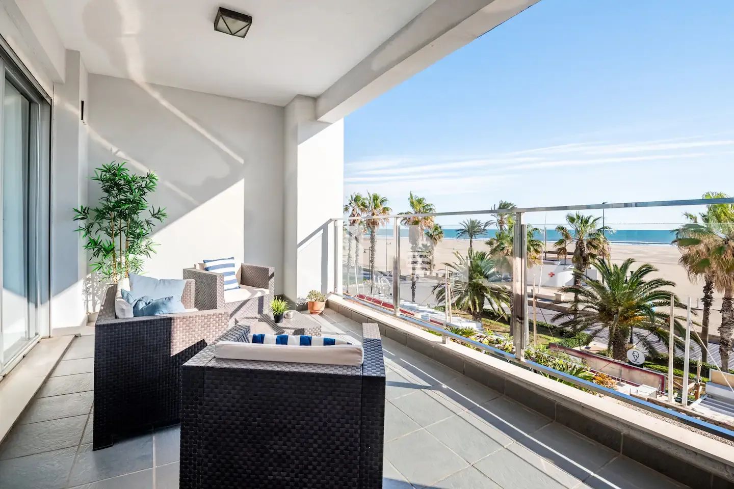 Balcony with sea views, apartment 4