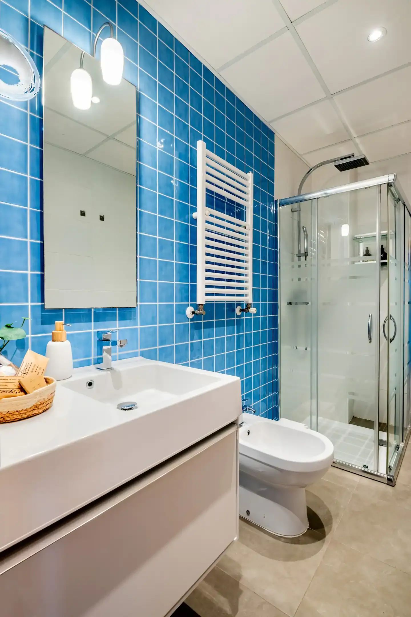 Bathroom, apartment 4