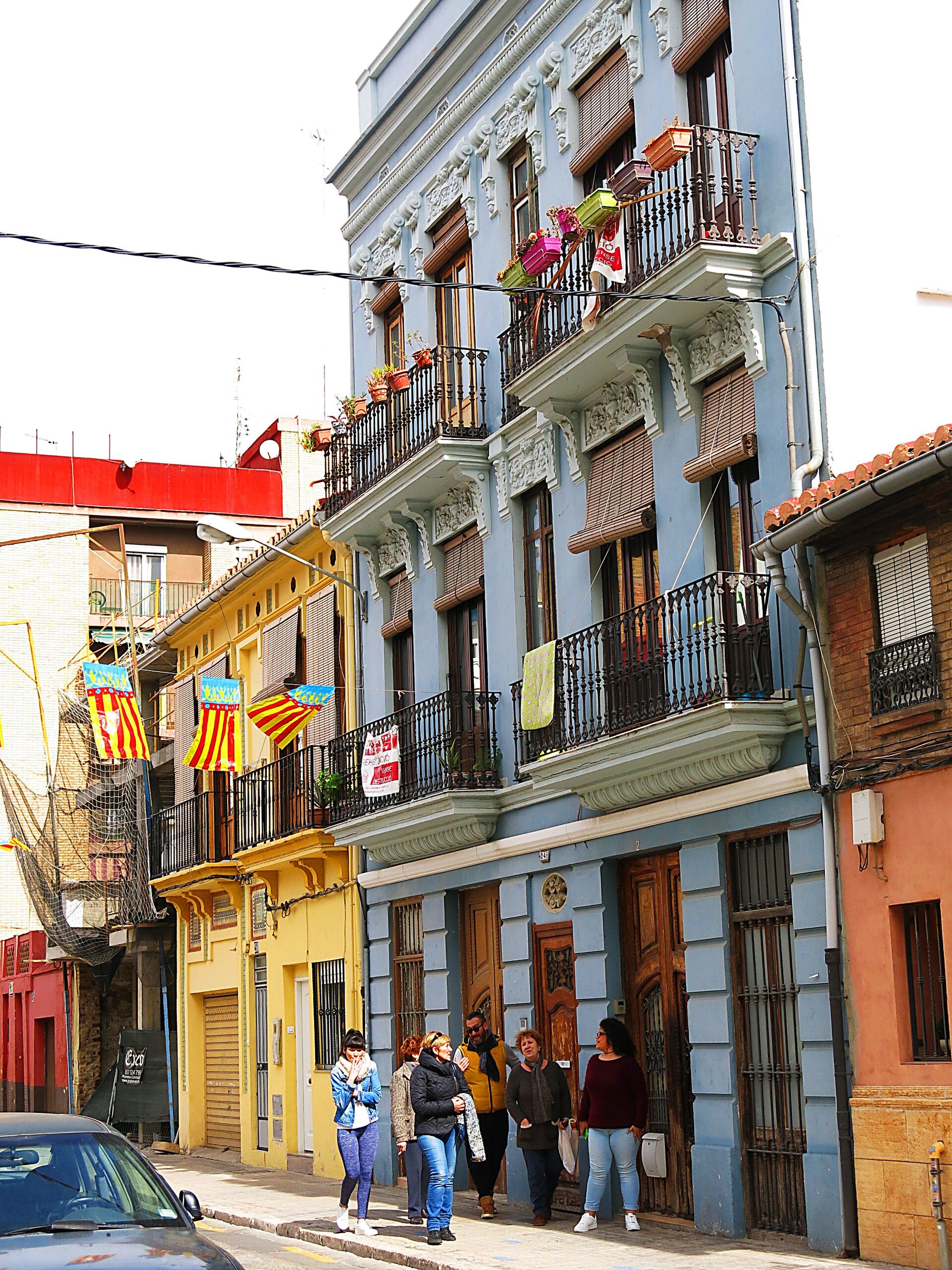 Façades en azulejos et balcons dans une rue du Cabanyal