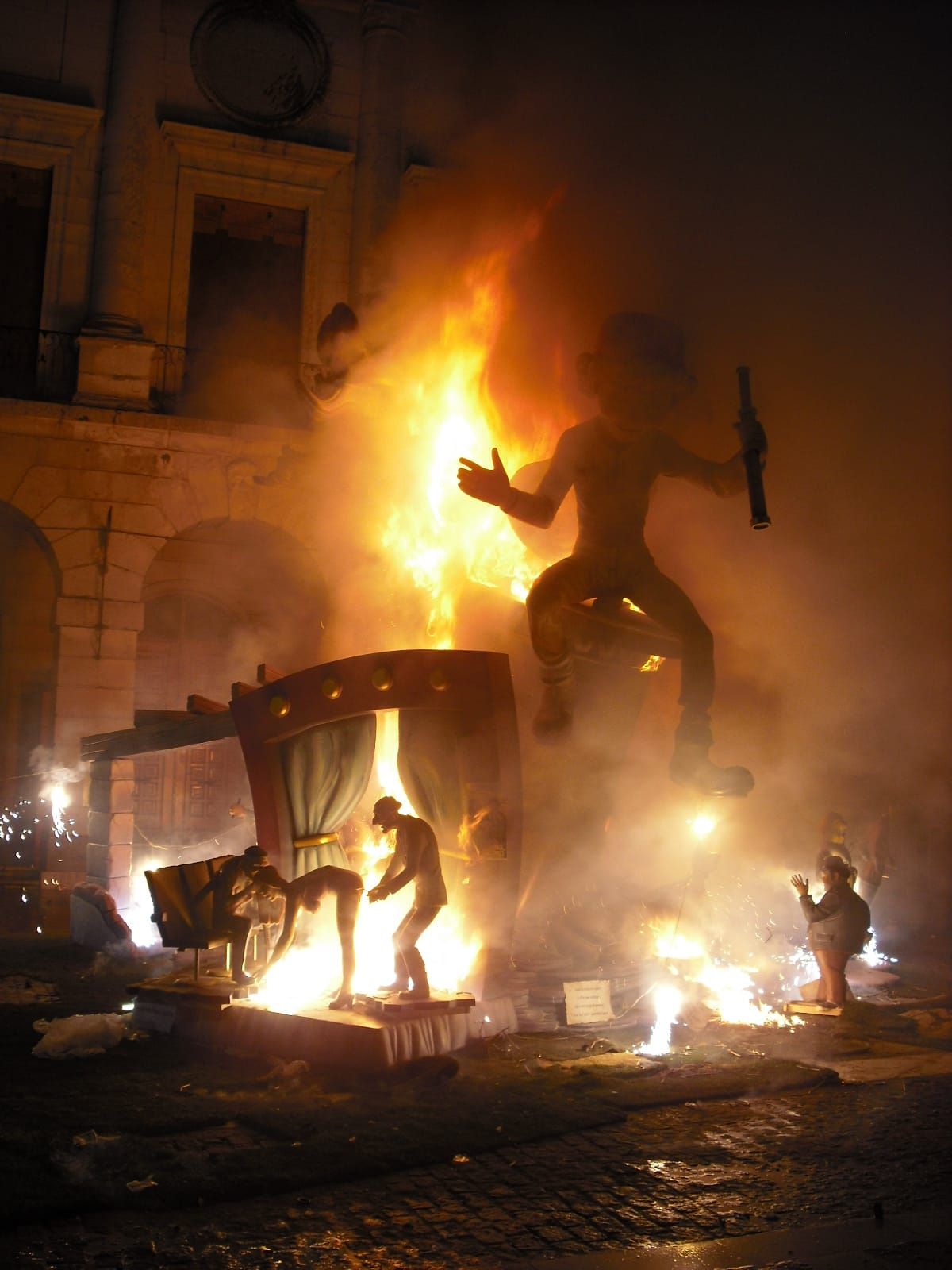 Monument de Fallas près de l’hôtel de ville de Valence