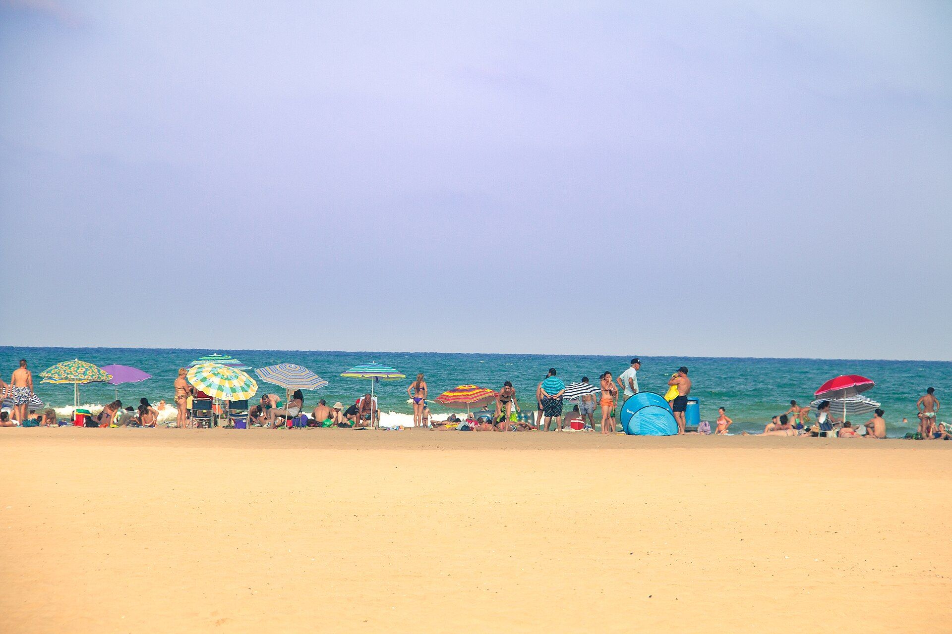La plage de la Malvarrosa avec des parasols en été