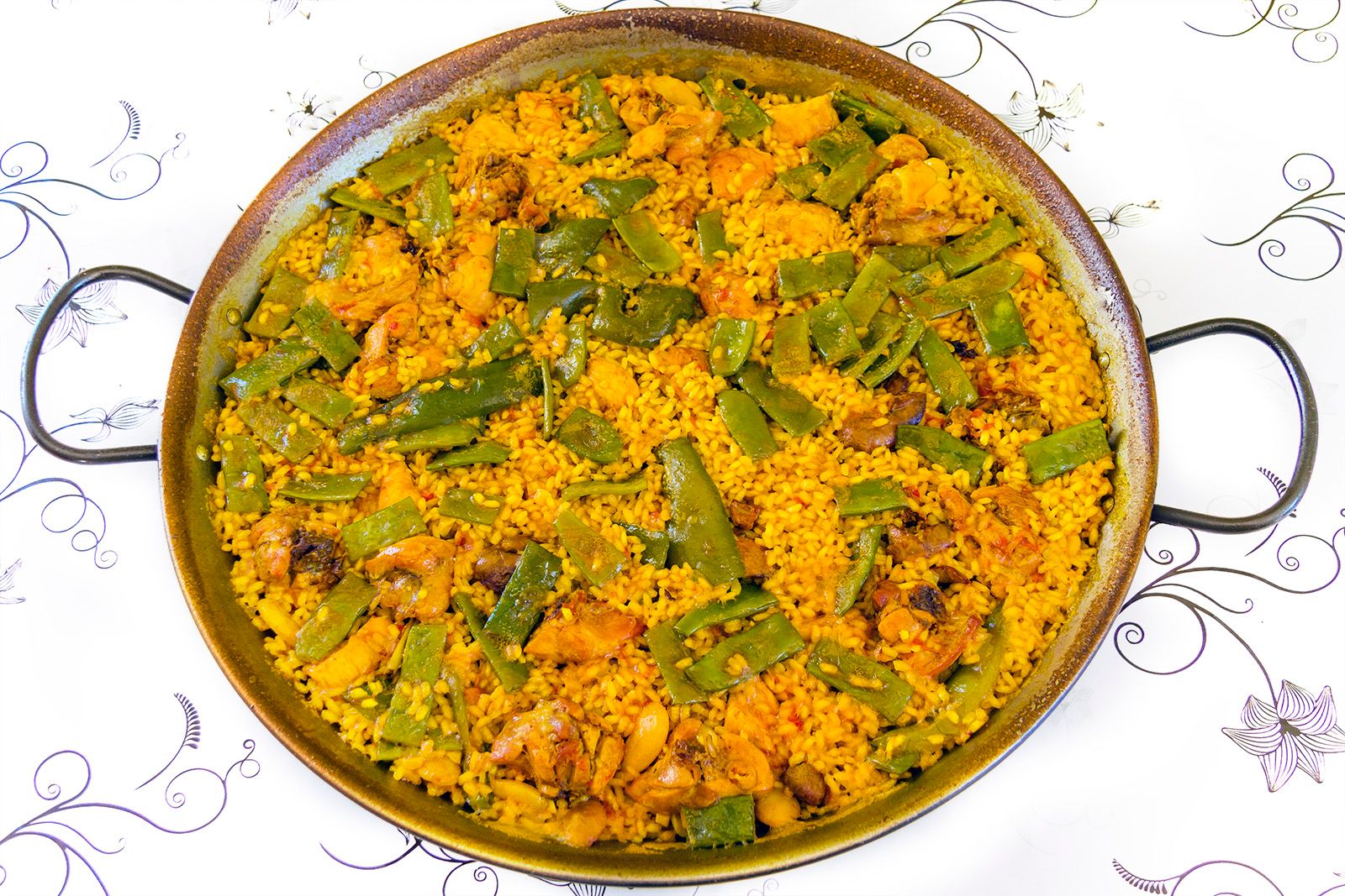 Paella valencienne au poulet, haricots verts et garrofó